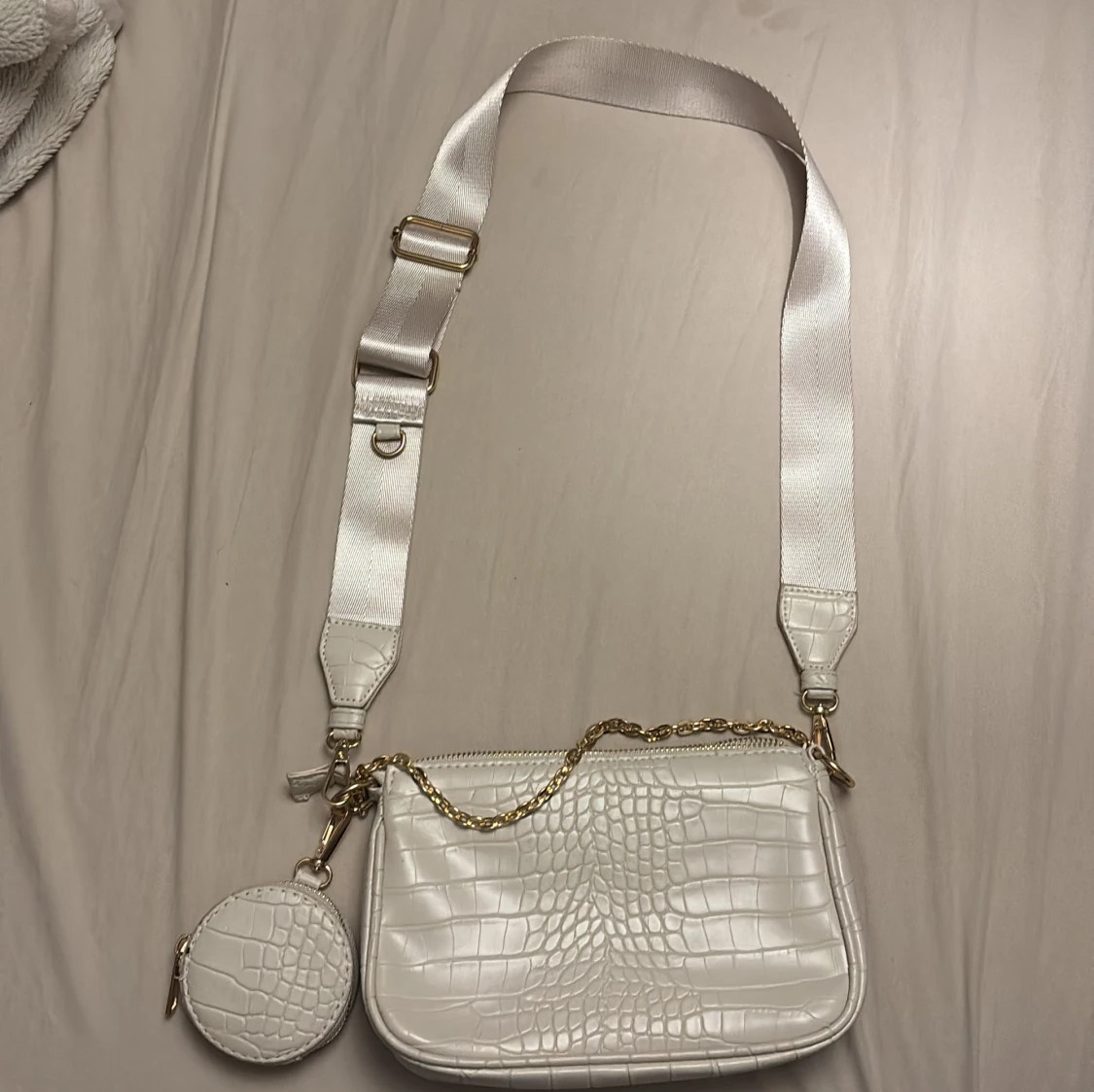 Vit axelväska med krokopräglat mönster