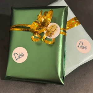 Dubaichoklad - Hej! Nu går det att beställa våran choklad, som vi skappat via vårat uf företag så när ni köper går pengarna dels till våran student, sen går även 15% av pengarna till välgörenhet! Smakerna: ✨pistage med kunafa trådar✨ ✨Oreobrownie✨ ✨Saltkaramellkola✨ ✨cheesecake✨ Om ni är sugna på att beställa svara på den här annonsen med vilken/vilka smaker även hur många då lägger vi ut en ny annons till er. Vi har även valt att göra ett konto här på Plick då det blir lättare med frakt osv via köp nu.80kr st