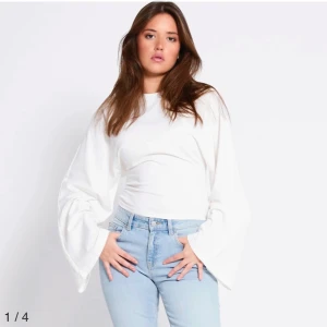 Vit långärmad topp från 157 - Säljer en vit långärmad topp från 157 med vida ärmar och rund halsringning. Toppen har en loose passform och är tillverkad i mjuk bomull, perfekt för en chill och stilren look.