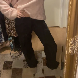 Svarta byxor från Madlady, low waist - Säljer ett par svarta kostym byxor från Madlady i modellen low waist. Dem är stretchiga och bekväma. Perfekta för dig som gillar en stilren vibe. Jag är 160 men de passar även på längre! Pris går såklart att diskutera!