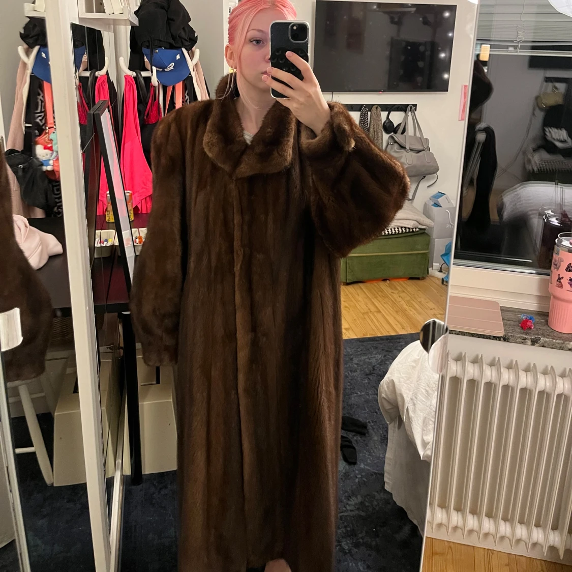 Lång brun pälskappa från Saga Mink