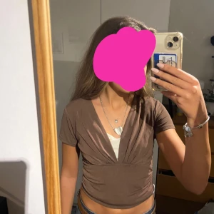 Brun omlottopp  - Säljer en brun omlottopp från Gina Tricot som inte kommer till användning 