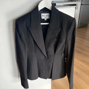 Svart kavaj från NAKD Lovisa Worges kollektion - Jättefin svart kavaj från Lovisa Worges kollektion med NAKD. Figursydd. Aldrig använd. 