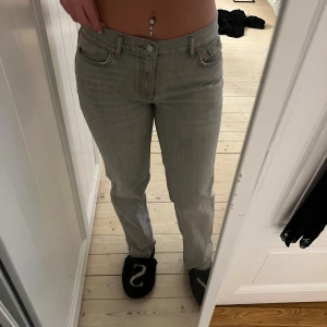 Grå jeans från Gina - Säljer ett par grå jeans från gina med klassisk femficksdesign och raka ben. Jeansen har medelhög midja 