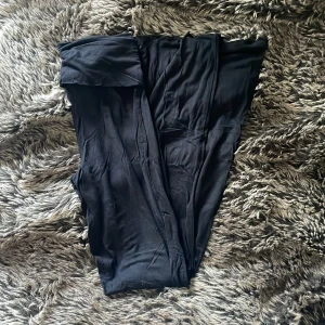 Svarta lågmidjade yoga pants - Svarta yogapants från Lager 157 med bred, låg midja och stretchigt material. Byxorna har en enkel och clean look, perfekta för chill dagar eller träning. Mjukt tyg som känns skönt mot huden och ger en avslappnad vibe.