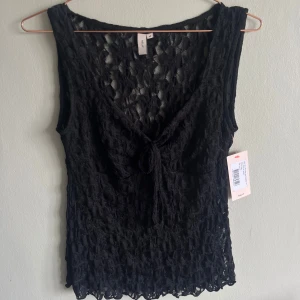 Svart spetstopp  - jättefin svart spetstopp från Nelly, helt ny med prislapp! Säljer pga att den aldrig kommit till användning… nypris: 299kr