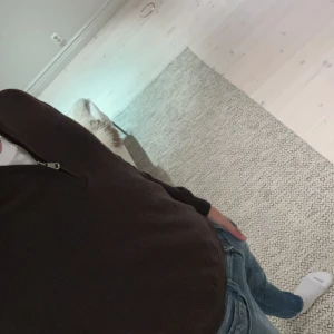 Brun half zip-tröja Oscar Jacobson - Mörkbrun stickad tröja från Oscar Jacobson med half zip och hög krage. Tröjan är långärmad och har ribbade muddar vid ärmslut och nederkant. Kvaliteten är bra förutom att det börjat skapas ett hål under vänster arm. Storleken är S. Originalpris 1599 så kom gärna med prisförslag!!!