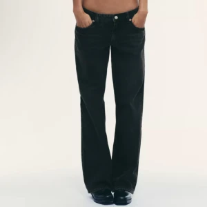 Svarta wide jeans med låg midja - Snygga svarta jeans med låg midja och breda ben. Jeansen har klassisk femficksdesign och raka sömmar. Perfekta för en avslappnad och trendig look. Materialet är robust denim som ger en cool vibe. 38 men passar även 36! 