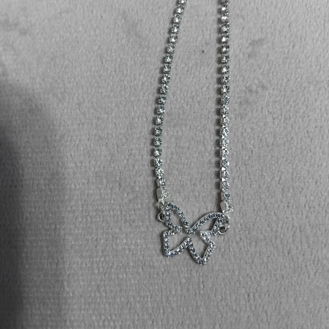 Glittrigt armband med fjäril - 1