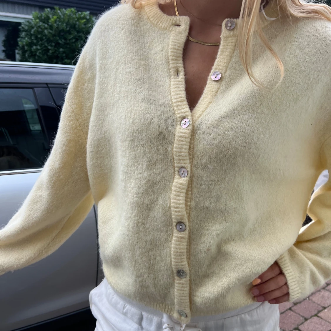 Ljusgul kofta i ullmix med pärlemorknappar - 2