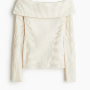 Offshoulder ribbad topp från H&M XS - Superfin offshoulder topp från H&M i ribbstickad beige färg. Långärmad modell med bred krage som vilar över axlarna. Mjuk och stretchig, perfekt till jeans eller kjol. Säljer i storlek XS.❤️
