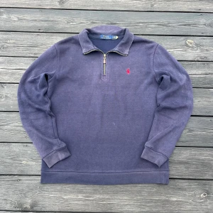 Marinblå quarter zip tröja från Polo Ralph Lauren - Marinblå Polo Ralph lauren quarter zip tröja         Storlek S/170, mått ⬇️                                              - Totala längd: 63 cm                                                 - Bröstbredd: 48 cm                                                - Ärmlängd: 59 cm                                                         9/10 skick, har tappat lite färg bara. Annars är det inga synliga defekter på den. 