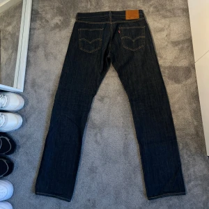 Levi's 501 mörkblå jeans W31 L32 - Klassiska Levi's 501 jeans i mörkblå jeans. Andvända fåtal gånger, som nya!