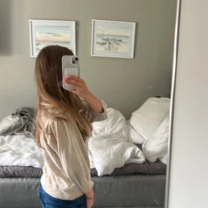 Beige stickad tröja från Gina Tricot - Beige stickad tröja från Gina Tricot i storlek M. Tröjan har rund halsringning, ribbade muddar 💗