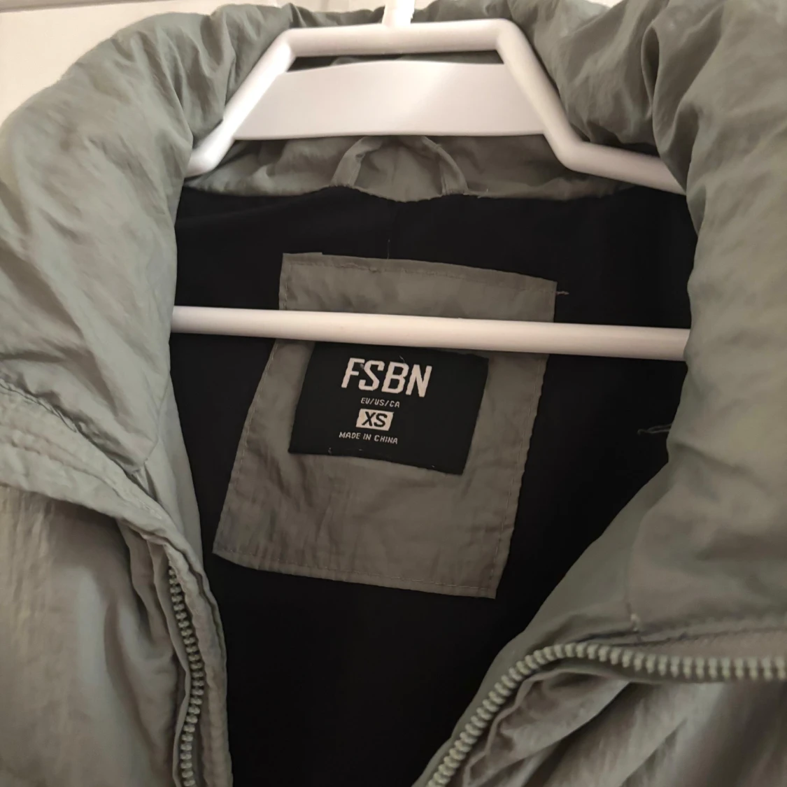 Grå pufferjacka från FSBN  - 1