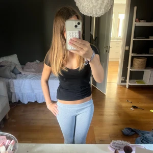 Gråa booucut leggings - Ett par gråa leggings som är bootcut. Perfekt som lite mjukis eller till en fin topp. Låg midja och stretchigt material. Lite långa för mig som är 160 men dem funkar!!