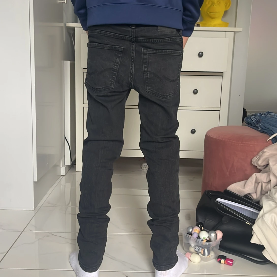 Svarta jeansbyxor i slim fit - 1