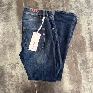 dondup jeans - Säljer dessa feta jeans från dondup med tagen kvar, använda fåtal gånger och inga som helst defekter, är 176 på bilden. nypris:2499kr mitt pris:899kr. vid fundering är det bara höra av sig!