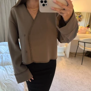 Brun tunn jacka från Gina  - Säljer en brun tunn jacka från Gina Tricot. Använd fåtal följer och ser ut som ny 