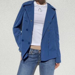 Vårjacka  - Kort trenchcoat i blå färg