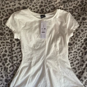 Topp från gina nypris 279 - Helt ny med prislapp kvar, nypris 279, säljer då den var för liten! Skriv om du vill ha bilder eller om du har frågor🩷