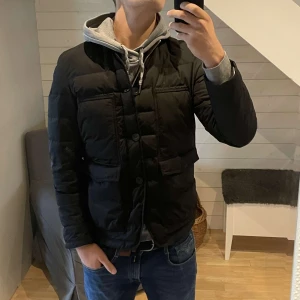 J.Lindeberg jacka - Säljer denna riktigt snygga och unika j.lindeberg jackan som är perfekt nu till hösten men även till vintern. Modellen är 182 cm och jackan är i storlek M. Pris kan diskuteras vid en smidig affär. Hör av er vid fler frågor