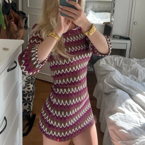 Virkad miniklänning  - Säljer denna assnygga kortklänning. Den är väldigt kort på mig som är 167 cm lång. Går att använda både som klänning och cover up!😍