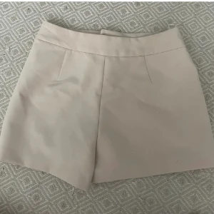 Kjol - Säljer denna jätte söta  beiga shorts-kjolen från Zara. Köpt här på Plick men satt tyvärr inte så bra på mig. Kom privat för fler frågor eller bilder🥰
