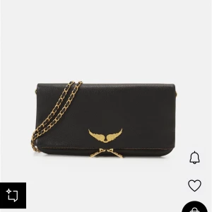 Svart kuvertväska från Zadig & Voltaire - Svart kuvert väska från Zadig som är sparsamt använd❤️ inga slitage och så vidare bara lite smuts inuti två kedjor med kommer ❣️