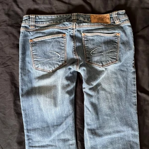 VINTAGE EDC by esprit jeans - Lågmidjade jeans från EDC by esprit. Raka i benen.