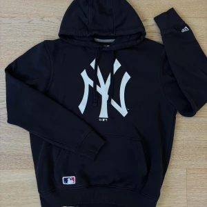 NEW YORK HOODIE - Frågor, funderingar eller eventuellt fler bilder? Skicka iväg ett meddelande så hjälper jag dig 🙌🏻