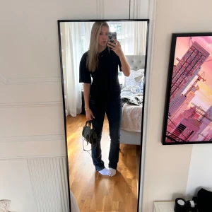 Blå bootcut jeans från LTB, W26 L34 - Snygga blå bootcut jeans från LTB, modell Valerie. Jeansen normal passform och är tillverkade i stretchig denim för extra komfort. Perfekt för dig som gillar en tidlös look med lite utsvängda ben. Ordinarie pris är 900