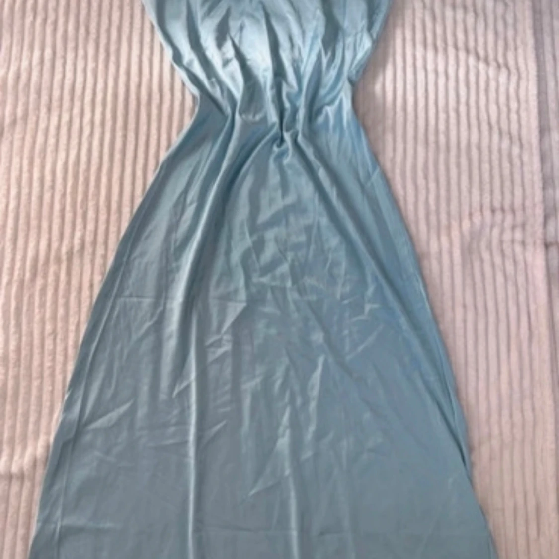 Ljusblå långklänning med snörning och öppning i ryggen  - 3