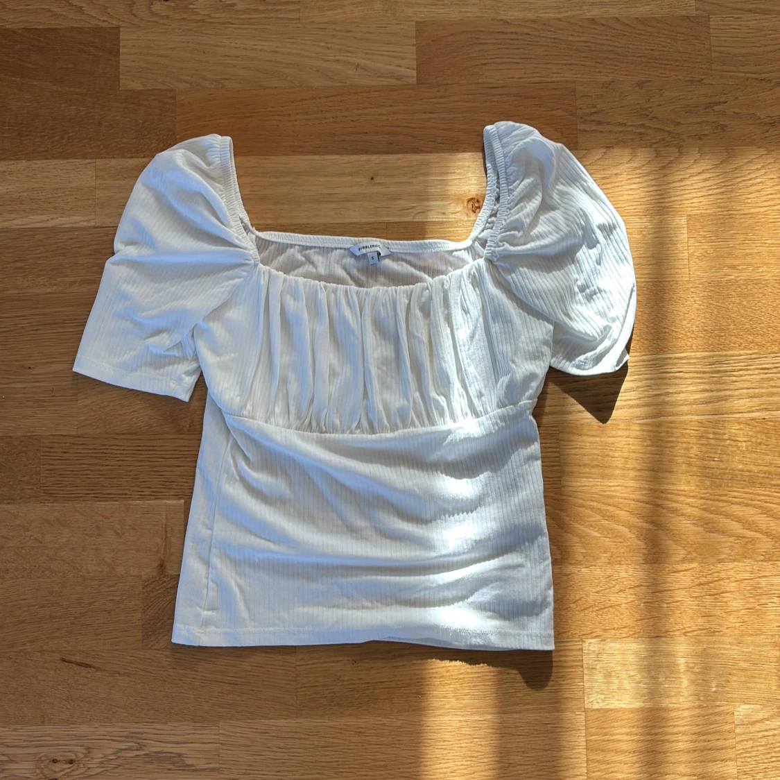 Vit blus med puffärm