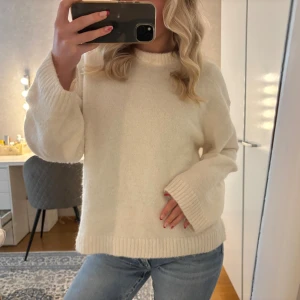 Vit stickad tröja från Gina Tricot - Mysig vit stickad tröja från Gina Tricot i ullblandning. 🤍🤍🤍🤍