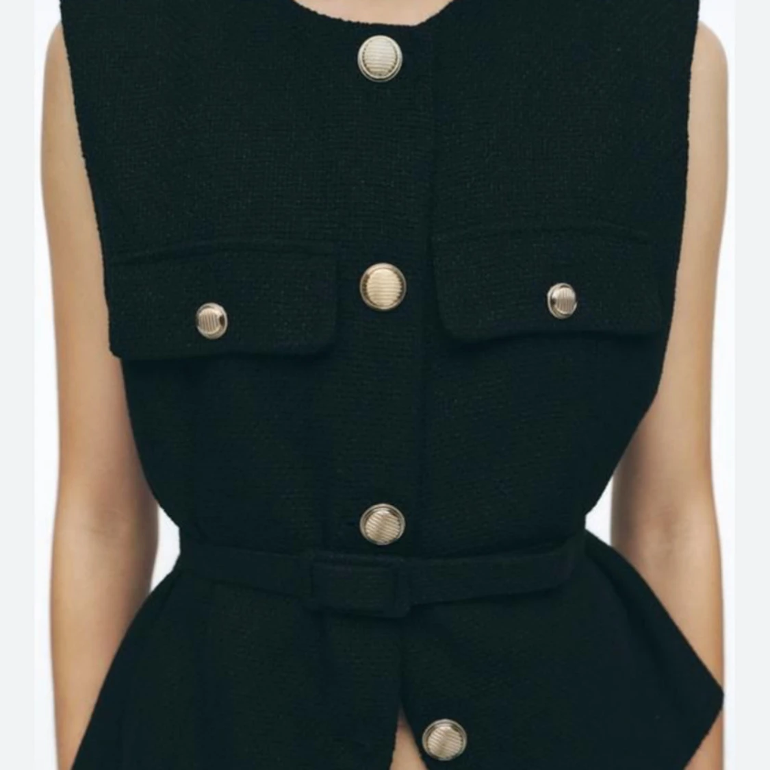 Svart väst med bälte och guldknappar