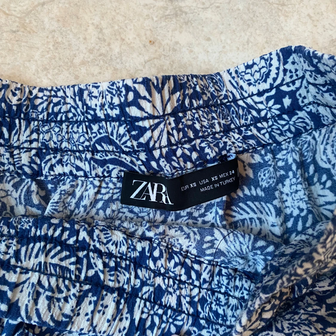 Blåvit blommig kjol från Zara - 2