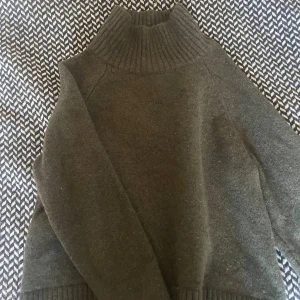 Mörkgrå polotröja från Wera - Säljer en jätte fin höst tröja ifrån Wera i storlek s men skulle säga att den sitter som en xs 