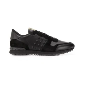 Svarta Valentino Rockrunner  -  INTRESSE KOLL.                                                    Snygga svarta Valentino Rockrunner sneakers med coola nitar på sidorna och hälen. Skorna har en mix av skinn och mocka, snörning och en platt sula med mönstrad undersida. Perfekta för dig som gillar en edgy och lyxig stil.