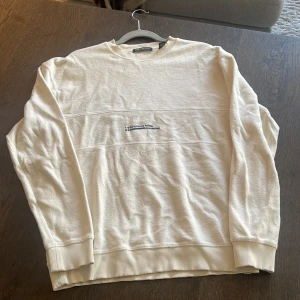 Vit sweatshirt från Scotch & Soda - Vit sweatshirt från Scotch & Soda i storlek M. Tröjan har rund hals, ribbade muddar och diskret broderad logga på bröstet. Tillverkad i mjuk bomull.