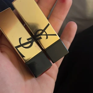 YSL Rouge Pur Couture Läppstift duo - Två lyxiga YSL Rouge Pur Couture läppstift i nyanserna R8 (mörkröd) och 07 (klassisk röd). Snygga guld- och svartfärgade hylsor med YSL-logga. Krämig formula som ger intensiv färg och elegant finish. Perfekt för dig som vill ha statement-läppar.
