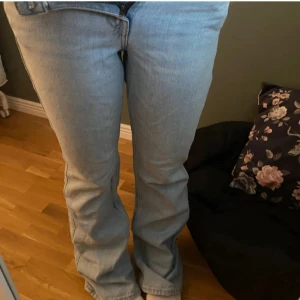 Ljusblå bootcut jeans  - Snygga ljusblå jeans💕💕💕