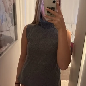 Polotopp  - Grå armlös polotopp från Zara💕 Ändast använd en gång 