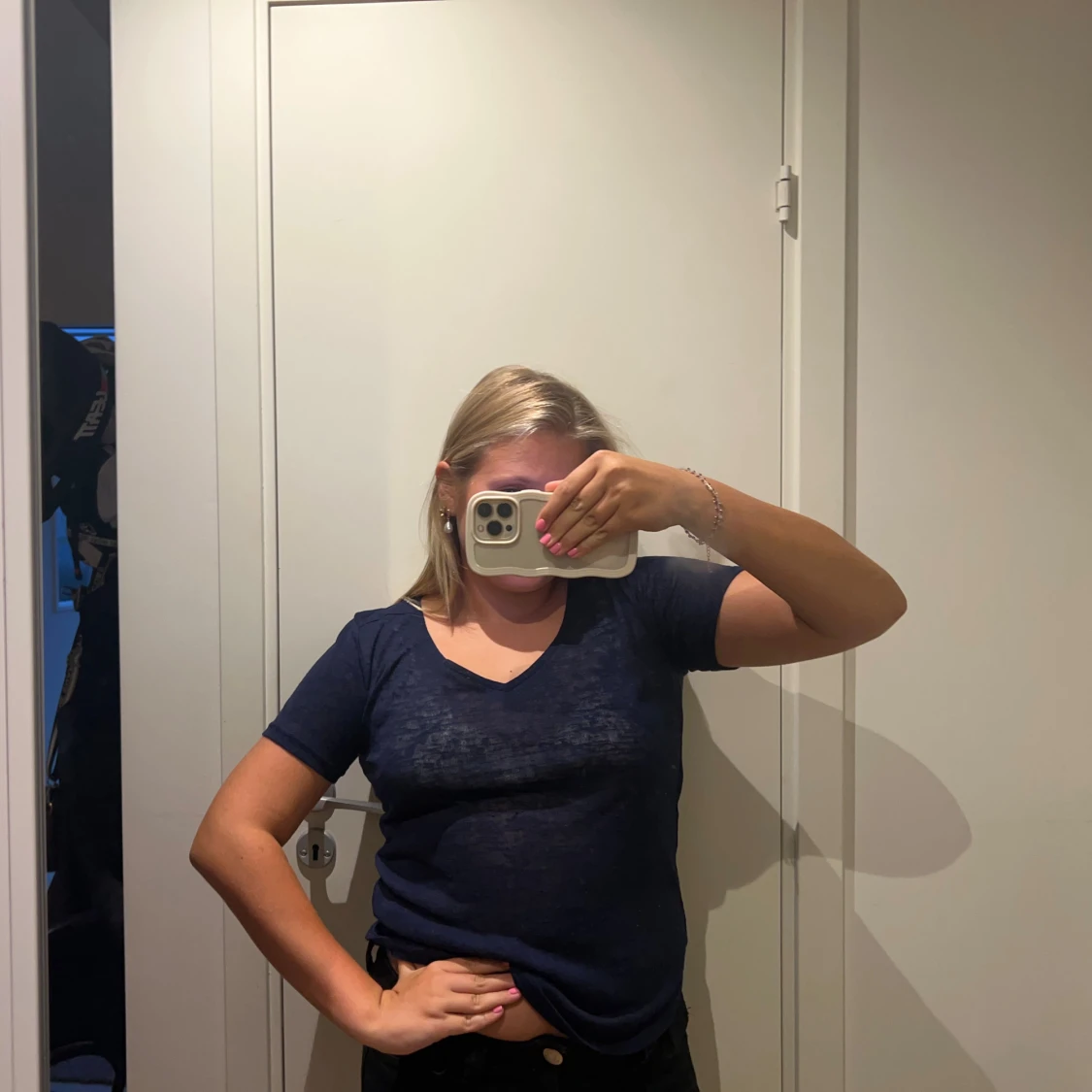 Mörkblå v-ringad t-shirt - 1