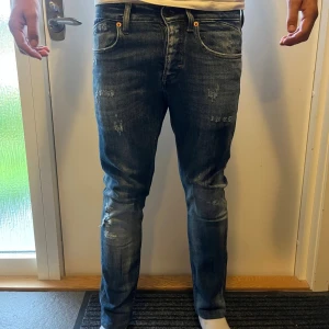 Jack and Jones slim Glenn jeans - Säljer ett par blåa Jack and Jones jeans i modell slim Glenn. Jeansen är 10/10 skick helt nya som ni även ser på tagsen. Storlek är 28/32 men sitter som 28/30. Modellen är 178 och vöger 65 och dem är lite tajta och något korta på mig. Skulle säga om du är från 160-175 tror jag dem passar. Skriv vid frågor eller liknande!