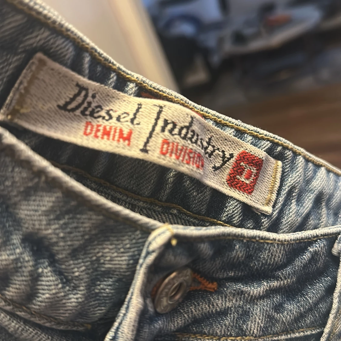 Ljusblå slitna jeans från Diesel - 3