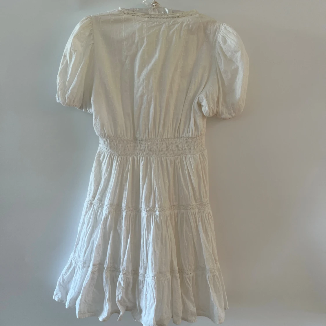 Vit kortklänning med puffärm från Zara - 1