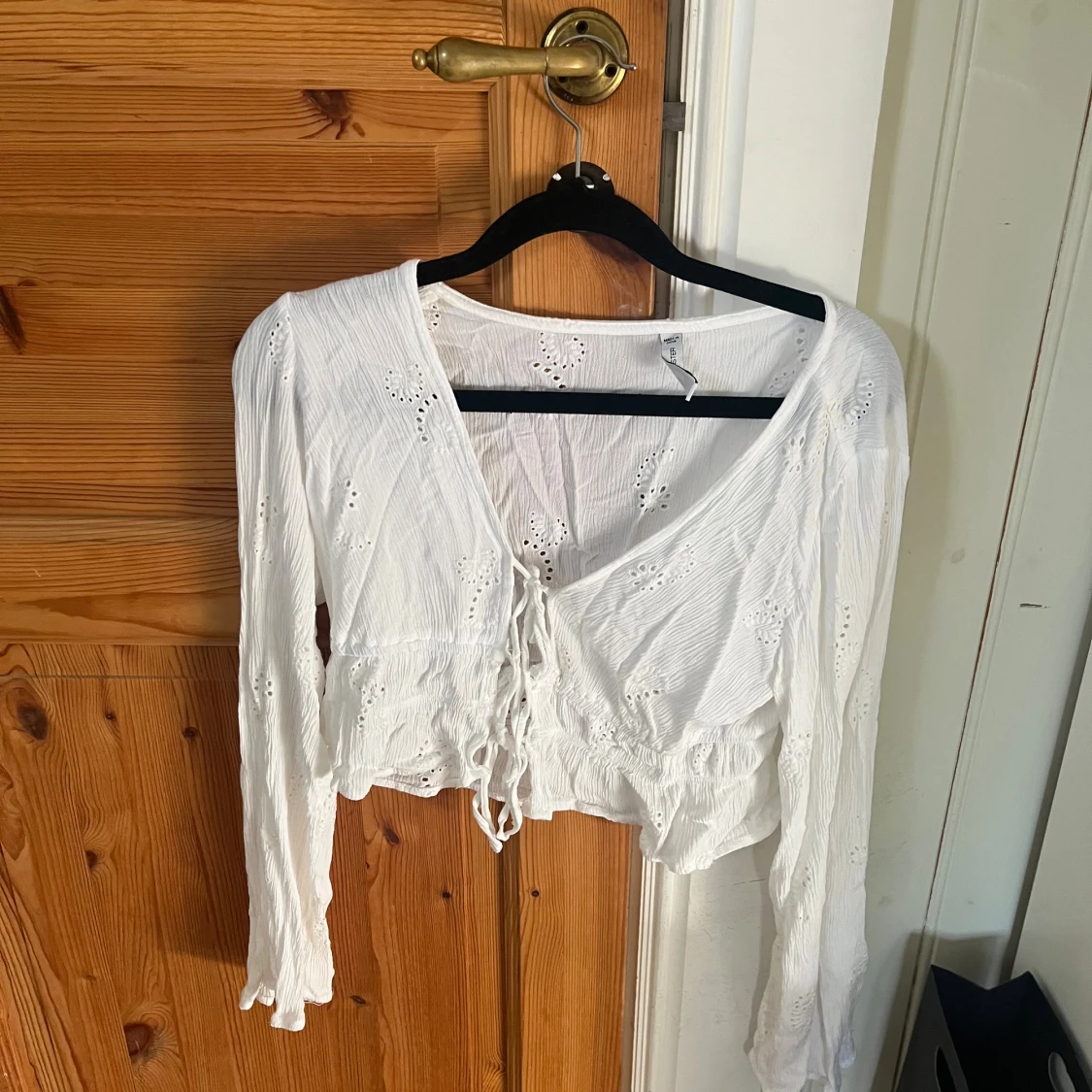 Vit blus med snörning och broderi - 1