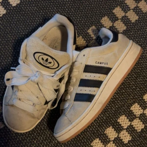 Adidas campus skor beiga storlek 37 1/3 - Säljer dessa adidas campus skor i färgen beige med svarta sträck. De är använda men i bra skick, storlek 37 1/3☺️