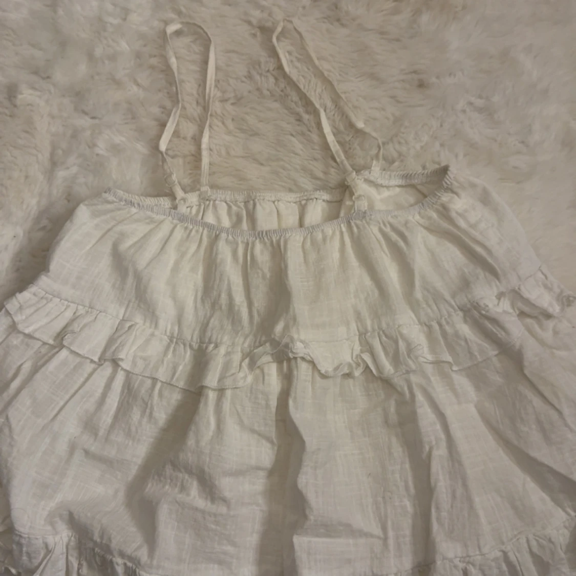 Vit volangig linnetopp med smala axelband - 1